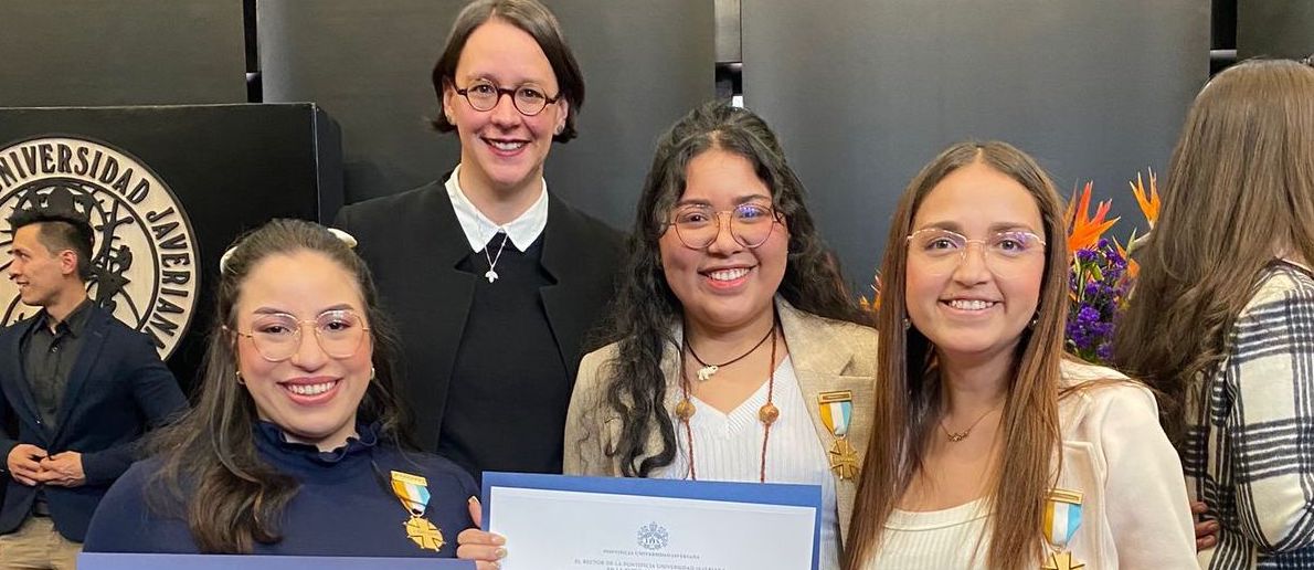 Tres estudiantes de la Facultad de Comunicación y Lenguaje recibieron la Cruz San Pedro Claver, símbolo javeriano de calidad humana. #Estudiantes FCyL